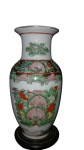 Vaso em porcelana chinesa formato balaústre na cor branca  decoração em policromia ao gosto da família rosa  predominando tons de verde e rosa. Altura  15 cm