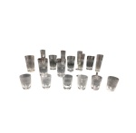 Hering- conjunto com 6  copos long drink ,6 copos p/ coquetel   produzidos em cristal e 5 taças altas com lapidação diferente  , altura  da maior 18 cm .Total 17 peças ( não apresenta bicados ) VEJA IMAGEM EXTRA