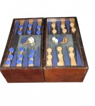 Jogo de gamão com estojo de madeira  dobrável, acompanham as peças e dados medindo  aberto  10 x 27 x 28 cm e fechado mede 20 x 14 x 27 cm No estado .