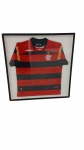 CLUBE DE REGATAS DO FLAMENGO. Camisa do oficial  ano 2009  "Olympikus" do clube de regata do Flamengo autografada por diversos jogadores, entre eles: Rafael Galhardo , David Braz,Ronaldo Angelim , William e entre outros. Medindo emoldurado  83 x 81 cm Autografo do Ronaldinho Gaucho e outros.