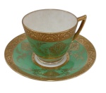 Xícara em porcelana Inglesa de "MINTONS "  na cor verde  decorada com ramagens e guirlandas  dourada em relevo . Marca da manufatura Mintons no verso. Medindo 5 x 6 cm 