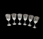 Seis taças para vinho em vidro translucido moldado em gomos  , apoiada sobre base circular, medindo 17 x 9 cm.