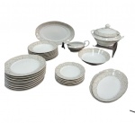SCHMIDT - Elegante aparelho de jantar em porcelana Schmidt, decorado com flores em policromia e bordas onduladas , friso de prata ,composto: 9 pratos rasos, 9 pratos fundos, 6  pratos para sobremesa, 3 travessas ovais, 1 molheira , 1 saladeira funda e 1 sopeira Diâmetros: 26 cm, 24 cm, 19 cm.  TOTAL 30 PEÇAS .OBS : 1 prato com pequeno quebrado no fundo , 1 travessa c/ 2 pequenos bicados VEJA IMAGENS EXTRAS