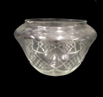 CACHEPOT / CENTRO DE MESA EM DEMI CRISTAL RICAMENTE DECORADO COM LAPIDAÇÃO EM  DEDAO E TIJOLINHO ,   BORDA LISA. MED. 20 X 20 CM. Pequeno defeito ,  VEJA IMAGEM EXTRA.