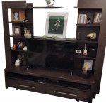 Linda Estante em MDF  revestido de madeira com 2 prateleiras grandes , 4 prateleiras  menores, 2 nichos e  2  gavetões , puxadores em metal prateado,  medindo 2,27 x 60 x x 2,00 cm ( puxadores no estado ) veja imagens extras