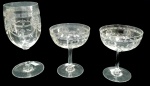 Antigas  taças de cristal frances ao gosto  Saint Louis  com lindos detalhes., medidas 16  x 7 cm de diâmetro e 2 taças p/ champanhe  10,5 x 9 cm   peças em bom estado.