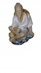Escultura em porcelana chinesa policromada e esmaltada representando " Pescador ".altura 13  cm. OBS: Falta vara.