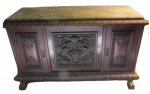 Antigo Buffet  Estilo  Renascentista Portugues em madeira maciça com tampo de marmóre , 3 portas e 3 gavetinhas , ricamente entalhado,  pés em garra  de leão .Medindo 1,28  ( C) x 52 ( L) x 80 ( A) cm  ( falta Chave ) marcas do tempo.
