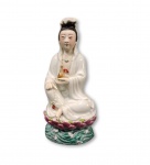 PORCELANA ORIENTAL - escultura em porcelana com esmaltagem branca vitrificada, com base em rica policromia, representando a deusa KUAN YIN, deusa da compaixão e da misericórdia. Medidas: 17 x 8 x 6 cm.