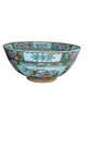 Grande "bowl" de porcelana chinesa  Família Rosa , Decoração dita Mandarim  ricamente decorada com elementos vegetalistas , flores e borboletas.China. Medindo 17 x 36