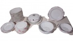 Aparelho de jantar de porcelana francesa Limoges, 24 pratos rasos (bicados), 5 pratos fundos, 11 pratos de sobremesa (dois bicados), 1 sopeira c/ presentoir , 2 legumeiras , 1 travessa oval , . Total: 45  peças