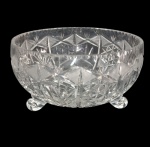 TCHECOSLOVAQUIA - Centro de mesa em denso cristal tcheco, formato circular apoiado sobre quatro pés, farta lapidação, Medindo  15 x 30  cm.