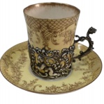 Antiga xícara de coleção em porcelana STAFFORDSHIRE Século XIX ,   casca de ovo  , decorada com  guirlandas  à ouro sobre amarelo claro  com guarnição de prata de lei ,   marcada e numerada na base, perfeito estado. Peso aproximado 28 gr medindo 6,5 x 5 cm