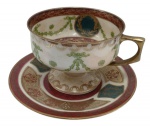Hutschenreuther, Alemanha  - Linda xícara para chá com pires de coleção em porcelana alemã ricamente policromada , formato de taça , cercadura com folhagem a ouro sobre cor grenat , guirlandas verdes , figuras pintadas no fundo  e filetada a ouro, marcada e numerada na base