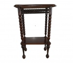 Mesa lateral executada em madeira ao estilo Manoelino com plateau  , pernas torneadas, 4 pés de apoio, medindo 79 x 51 x 34 cm ( marcas de uso) Retirada na Barra da  Tijuca )