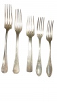 Cinco (5)  garfos em metal espessurado a prata , medindo o maior 22  cm. NO ESTADO