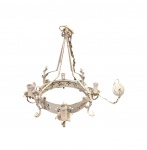 Lustre rústico 4 lâmpadas com armação de ferro fundido pintado de branco , com tulipas . Medida: 57 cm de altura x 69  cm de diâmetro e  1,10 cm corrente aproximadamente, marcas do tempo, fiação preservada.