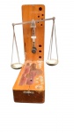 Antiga balança de precisão em forma de concha. A peça é da década de 40 e acompanha o estojo original em madeira , altura: 2,5cm; Comprimento: 17cm; Largura: 6,5cm. Caixa de madeira no estado.