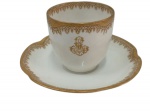 HAVILAND LIMOGES - xícara de Café com  pires , bela decoração rematada em ouro,  iniciais entrelaçadas, medindo 6 x 6 cm