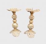 Exótico e antigo par de castiçais de altar Budista  em   metal fenestrado e  polido,   século XIX . Base onduladas em três segmentos  ricos detalhes. Exemplares típicos de altares Japoneses chamados "BUTSUDAN".  Dimensões: 10  x 19  cm. OBS : Falta uma agulha