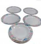 Conjunto de pratos chineses em porcelana na cor branca, com borda ricamente policromada decorada por flores. Constando 4 pratos para  rasos e 4  fundos. TOTAL: 8 peças