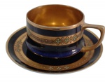 LIMOGES -  Xícara para café em porcelana de Limoges na tonalidade azul cobalto ,  detalhes em dourado com miosotis azuis em relevo , interior em vermeil .Medindo 6 x 4 cm