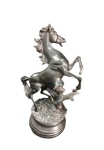 Escultura Petit Bronze   figura de cavalo em movimento, rico trabalho de detalhes de acabamento, necessita restauro, medida total nos extremos: 50 x 32  cm VEJA IMAGENS EXTRAS