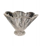 VASO EM  CRISTAL COM LAPIDAÇÃO E BORDAS ONDULADAS. MED. 10 X 15  CM.