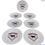 Antigo conjunto para churrasco executado em porcelana da manufatura OXFORD , composto por 07 pratos rasos . Perfeito estado de conservação , diâmetro 26 cm