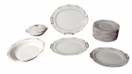 Aparelho de jantar de porcelana francesa Limoges, composto de: 12 pratos rasos , pequenos bicados), 1 sopeira pequena ,  4 travessas ovais, Total 17 peças