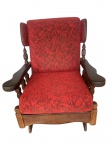 Cadeira de Balanço rustica  em madeira nobre maciça encosto em madeira ripadas bem conservada medindo 75  x  70 cm , acompanha almofadas em tecido vermelho . Retirada com agendamento na Barra da Tijuca VEJA IMAGENS EXTRAS