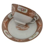 Xícara p/ chá com pires de porcelana europeia  reserva central da xícara e pires fundo ,  apresentando  pintura manual  paisagem com casario ,  filetada a  ouro com abordagens florais.  Pequeno bicado. Medindo 5 x 9 cm e pires 3 x 15 cm