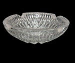 Cinzeiro  em grosso cristal translucido, medindo 6  x 15   cm  Pequeno e imperceptivel bicado