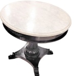 Brasil Século XIX - Elegante mesa lateral   em madeira nobre    com tampo circular em mármore de carrara  ,  apoiada em coluna central torneada e facetada , pés  em garra, apliques em bronze nas laterais. Medindo 84  cm de altura x 79  cm diâmetro