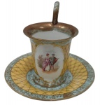 Pequena x(ícara com pires do sec. XIX em porcelana  francesa. Desgaste do tempo  da douração. Medindo 5,5 x 5,5 cm . Sem marca