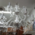 Antigo e belíssimo lustre de cristal para 9  lâmpadas  em 2 estágios , braços  curvos com pingentes e correntes em cristal lapidados e facetados, não testado , faltam peças , medindo 60 x 60 cm aproximadamente (RETIRADA NA BARRA DA TIJUCA  , MEDIANTE AGENDAMENTO PRÉVIO) NO ESTADO .
