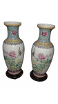 Par de vasos de porcelana chinesa decorado com flores em policromia, sêlo vermelho ,  1 com pequeno bicado na borda ,acompanha as peanhas.  Altura  26 cm.