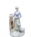 PORCELANA - Figura de camponesa em porcelana européia., pescoço colado , altura 20 cm. VEJA IMAGEM EXTRA