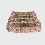 Colcha  em pele natural de vicunha autentica com babados em fina seda,  medindo 1,96  x 1,71 cm ( Peça vendida no estado ) OBS: falta algumas partes ) manchas do tempo