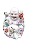 Escultura chinesa em porcelana vitrificada e policromada , representando  Buda da Fertilidade  altura 15 x 14  cm