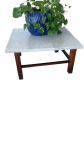 Mesa de centro em madeira maciça com  tampo em marmore branco  -medindo . 44 x 85 x 85cm Marcas de uso . Retirada com agendamento na Barra da tijuca