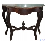 Aparador em estilo neoclássico em madeira nobre com tampo de mármore rajado  recortado de formato sinuoso e saia frontal levemente ondulada,  estrutura sustentada por 4 pernas curvas  interligadas por travessa, bilro central. Med.1,00 x 40 x 90 cm de altura   Veja imagens extras OBS : marmore com imperceptível defeito