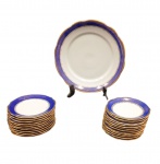 Jogo de  Sobremesa com 1 prato grande e  23 pratos  de  sobremesa em porcelana Renner com friso dourado e borda azul  medida: prato de bolo  diâmetro ( 33  cm ) prato de sobremesa 15 cm e 18 cm Total 24 peças