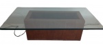 Mesa de centro em madeira  nobre  com vidro  de 10 mm , pequeno lascado em uma ponta do vidro, medindo 1,05 x 61 x 30 cm