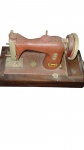 Antiga e Linda Mini Máquina de Costura à Manivela Infantil - BAMBI - Anos 50 - Estrutura em Metal, gabinete em madeira . Medida: 28 cm comprimento . No estado, não funciona .