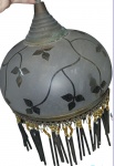 Luminaria de teto em  metal  , cupula em vidro satinado deecorado com folhas , franjas compostas por  miçangas e canutilhos  e miçangas , medindo 24 x 27 cm Não testado , necessita fiação ( no estado) falta canutilhos