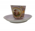 ROYAL VIENNA (Áustria), Xícara para café de coleção com seu respectivo pires confeccionada em porcelana austríaca esmaltada na tonalidade  rosa , decorado  com anjo em policromia e guirlanda floral, filetes e realces em ouro, desgaste do tempo ,  medindo 6 x5cm.