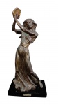 BELÍSSIMA E CHARMOSA ESCULTURA EM PETITE BRONZE, nos Tons Dourado e Bronze, representado Delicada Figura de " CIGANA COM PANDEIRO" ricamente cinzelada e com belo movimento. Base em resina negra. Medindo  33 cm de altura, PEÇA MUITO DECORATIVA! --IMAGENS EXTRAS