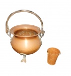 Caldeirão em cobre  alça em metal retorcido., apoiado sobre 3 pés, altura: 12 cm diâmetro: 13 cm Germany e 1 copinho de cobre altura 6 cm   Peças no estado. 1 pé com amassado