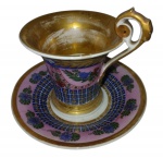 Antiga xícara   possivelmente em porcelana  Royal Vienna  ,  século XIX ,  decorada com guirlandas e flores , pegas em relevo, medindo 10 x 8 cm , desgaste no  dourado e pequeno fio de cabelo no pires . (sem marca ) Veja imagens extras .
